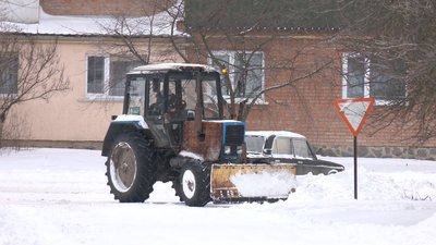 Оксана Рихлюк розчищає дорогу від снігу