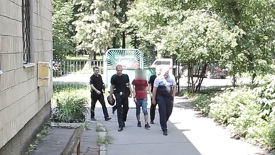 Обвинуваченого чоловіка ведуть на судовий розгляд щодо його дій Обвинуваченого чоловіка ведуть на судовий розгляд щодо його дій