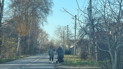 Жінки йдуть по проїзній частині вулиці