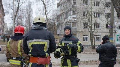 "Здавалось, будинок підстрибнув і загойдався". Очевидці розповіли про влучання безпілотника у п'ятиповерхівку у Сумах "Здавалось, будинок підстрибнув і загойдався". Очевидці розповіли про влучання безпілотника у п'ятиповерхівку у Сумах