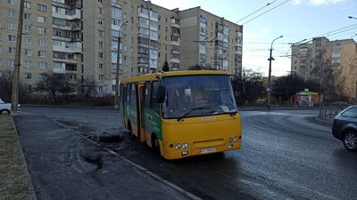 Занесло на дорозі: в Луцьку – аварія за участю маршрутки Занесло на дорозі: в Луцьку – аварія за участю маршрутки