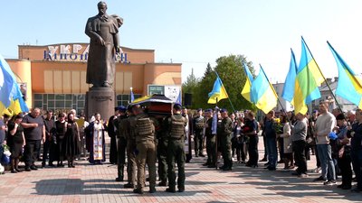 У Рівному попрощалися із загиблим у війни проти РФ Олександром Єфімчуком У Рівному попрощалися із загиблим у війни проти РФ Олександром Єфімчуком