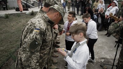 Тероборонівці Києва спільно зі школярами вшанували пам’ять героїв України Тероборонівці Києва спільно зі школярами вшанували пам’ять героїв України
