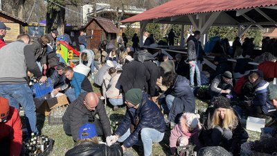 Планують передати у столицю. В Ужгороді волонтери готують коктейлі Молотова Планують передати у столицю. В Ужгороді волонтери готують коктейлі Молотова