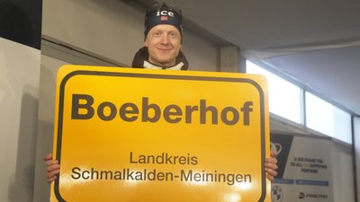 Йоганнес Бьо з табличкою на свою честь після ЧС з біатлону в Обергофі Йоганнес Бьо з табличкою на свою честь після ЧС з біатлону в Обергофі