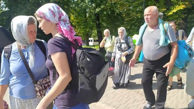 У Кам’янці-Подільському збираються віруючі УПЦ МП, аби іти до Почаївської лаври У Кам’янці-Подільському збираються віруючі УПЦ МП, аби іти до Почаївської лаври