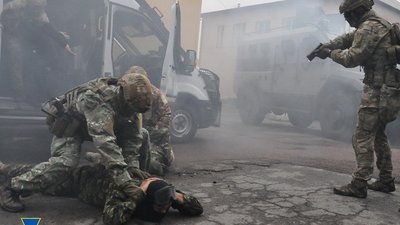 У Житомирі правоохоронці звільняли працівників тюрми, які стали заручниками групи "зловмисників"