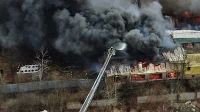 Горів склад одного з місцевих підприємств Коломиї Горів склад одного з місцевих підприємств Коломиї