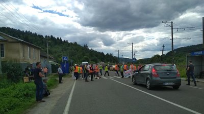 Люди третій день перекривають трасу Львів-Самбір-Ужгород Люди третій день перекривають трасу Львів-Самбір-Ужгород