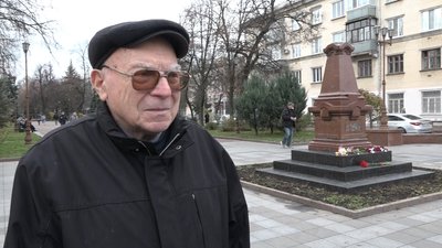 Зняли за 15 хвилин: у Житомирі демонтували бюст російському письменнику Олександру Пушкіну Зняли за 15 хвилин: у Житомирі демонтували бюст російському письменнику Олександру Пушкіну