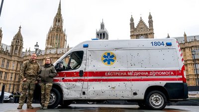 Українські фронтові медики привезли автівку екстреної меддопомоги з Харкова до Великої Британії, щоб показати свідчення терористичних атак Росії Українські фронтові медики привезли автівку екстреної меддопомоги з Харкова до Великої Британії, щоб показати свідчення терористичних атак Росії