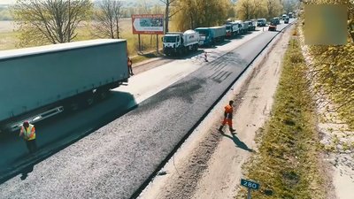 Біля Вишнівця підраховують збитки від аварії автопоїзда на новій дорозі Біля Вишнівця підраховують збитки від аварії автопоїзда на новій дорозі