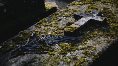 Переселенка на Буковині повернулась перепоховати матір на Харківщині через три місяці після її смерті