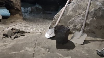 На Тернопільщині працівники музею вкладають доріжки в печері На Тернопільщині працівники музею вкладають доріжки в печері