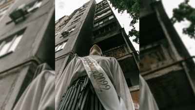 Фотограф з Івано-Франківська відзняв випускників на руїнах Чернігова Фотограф з Івано-Франківська відзняв випускників на руїнах Чернігова