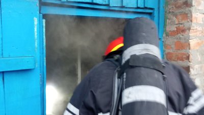 На Хмельниччині під час гасіння пожежі рятувальники врятували пенсіонерку