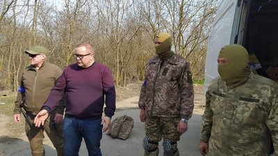 Парфуми із запахом дискотеки, війни та копченої ковбаси: як одеський бізнесмен допомагає армії