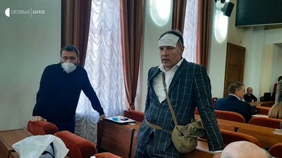 З маскою на лобі та часником: харківський депутат пояснив свою поведінку на сесії міськради