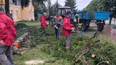 Комунальники прибирають наслідки негоди в Копичинцях Комунальники прибирають наслідки негоди в Копичинцях