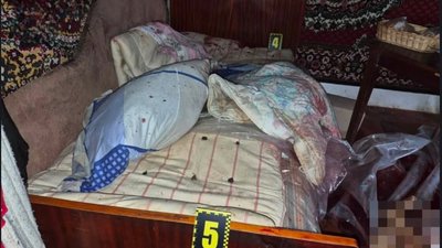 Побив матір, ліжко, кімната