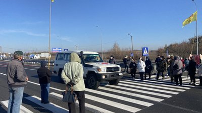 На Полтавщині перекрили трасу Київ - Харків На Полтавщині перекрили трасу Київ - Харків