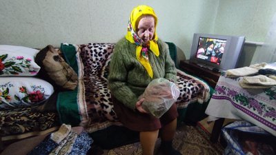 Пенсіонерка з Волині передала військовим 120 пар в'язаних шкарпеток Пенсіонерка з Волині передала військовим 120 пар в'язаних шкарпеток