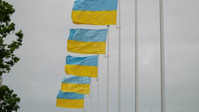 На "Алеї Слави" в Миколаєві підняли десять прапорів України