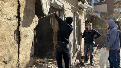 "Ракета досі стирчить у стіні. Добре, що не вийшли в коридор — туди летіло каміння". Херсонці про наслідки обстрілів РФ "Ракета досі стирчить у стіні. Добре, що не вийшли в коридор — туди летіло каміння". Херсонці про наслідки обстрілів РФ
