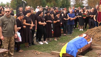 "Без вагань пішов захищати Україну". На Франківщині попрощалися із загиблим бійцем Володимиром Бойчуком "Без вагань пішов захищати Україну". На Франківщині попрощалися із загиблим бійцем Володимиром Бойчуком