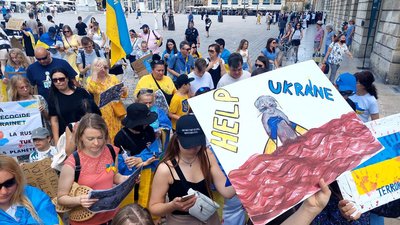 Під гаслом "Росія вбиває планету". Біженці з Миколаївщини долучилися до мітингу у Франції Під гаслом "Росія вбиває планету". Біженці з Миколаївщини долучилися до мітингу у Франції