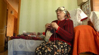 "Вирішила допомагати тим, чим можу": вінничанка за пʼять років звʼязала захисникам пів тисячі пар шкарпеток "Вирішила допомагати тим, чим можу": вінничанка за пʼять років звʼязала захисникам пів тисячі пар шкарпеток