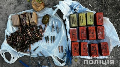 Продавав гранати, тротилові шашки та набої: в Ужгороді затримали раніше судимого чоловіка Продавав гранати, тротилові шашки та набої: в Ужгороді затримали раніше судимого чоловіка