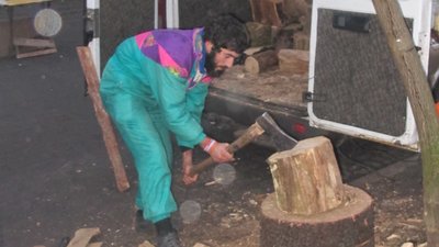 Сергій Нігоян приходив рубати дрова для кухні Мальтійської служби допомоги Сергій Нігоян приходив рубати дрова для кухні Мальтійської служби допомоги