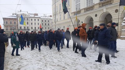Вимагають виплати зарплат: біля ЛОДА протестують гірники львівських шахт Вимагають виплати зарплат: біля ЛОДА протестують гірники львівських шахт
