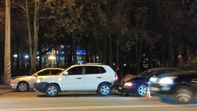 У Полтаві зіткнулися три легковики, рух вулицею обмежений