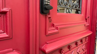 "Під шаром фарби видно, що колись вони горіли". У Чернівцях встановили відреставровані сторічні двері