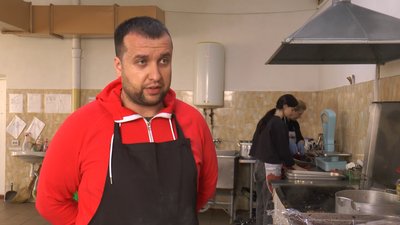 "Готуємо для наших хлопців із любов’ю". Як у Калуші варять борщ для українських бійців на передову "Готуємо для наших хлопців із любов’ю". Як у Калуші варять борщ для українських бійців на передову
