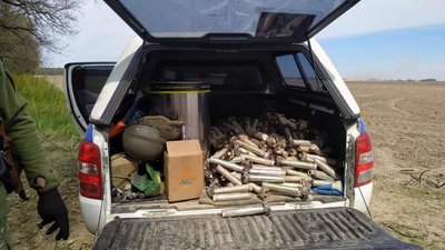 У полі на Городнянщині вибухотехніки виявили понад 700 бойових касет від російської авіабомби У полі на Городнянщині вибухотехніки виявили понад 700 бойових касет від російської авіабомби