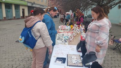 В Ужгороді провели "Весняний ярмарок", щоб зібрати гроші на деталі для ударних FPV-дронів В Ужгороді провели "Весняний ярмарок", щоб зібрати гроші на деталі для ударних FPV-дронів
