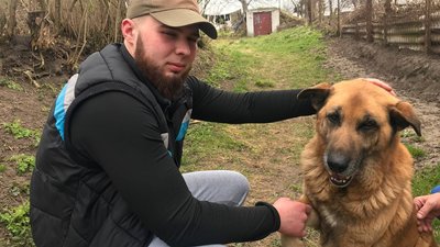 Зустрілися на Тернопільщині: волонтери привезли переселенцям їхнього собаку Зустрілися на Тернопільщині: волонтери привезли переселенцям їхнього собаку