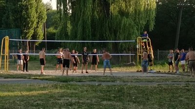 Підтримали ініціативу мешканців: у Хмельницькому облаштували волейбольний майданчик