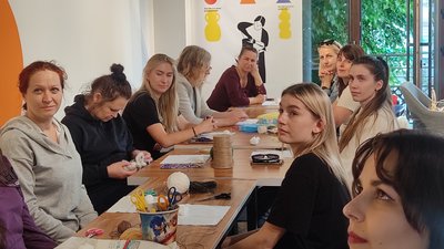 Стародавній український оберіг: житомирянка виготовляє ляльки-мотанки, сувенірні — продає та донатить на ЗСУ