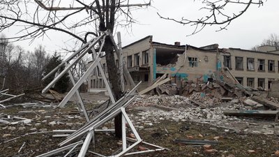 "Вони летіли прямо над нами". Російські війська зруйнували школу на Сумщині