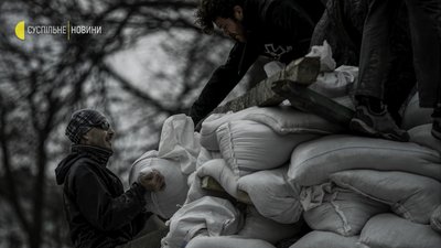 У Києві захищають пам’ятники від російських обстрілів У Києві захищають пам’ятники від російських обстрілів