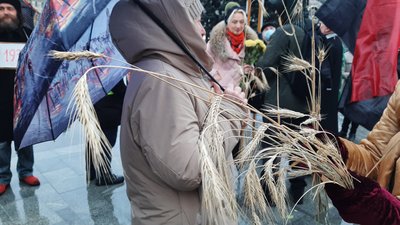 "Мотре, віддавай пшеницю": у центрі Харкова — хресна хода в пам'ять про жертв голодоморів "Мотре, віддавай пшеницю": у центрі Харкова — хресна хода в пам'ять про жертв голодоморів