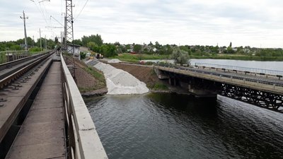 На Дніпропетровщині поряд зі зруйнованим мостом зводять понтонний