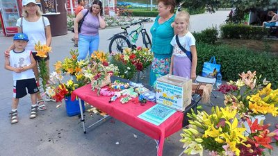 Акція "Купи лілію - підтримай ЗСУ" в Нетішині. Акція "Купи лілію - підтримай ЗСУ" в Нетішині.