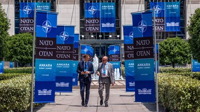 Банери біля президентського палацу в Анкарі, де відбудеться саміт НАТО