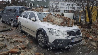 Через негоду у Львові впало 15 дерев та пошкоджені 13 дахів Через негоду у Львові впало 15 дерев та пошкоджені 13 дахів