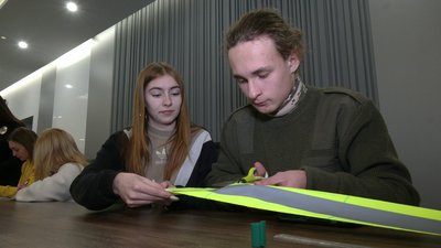 У Рівному поліцейські навчали дітей виготовляти світловідбивальні елементи